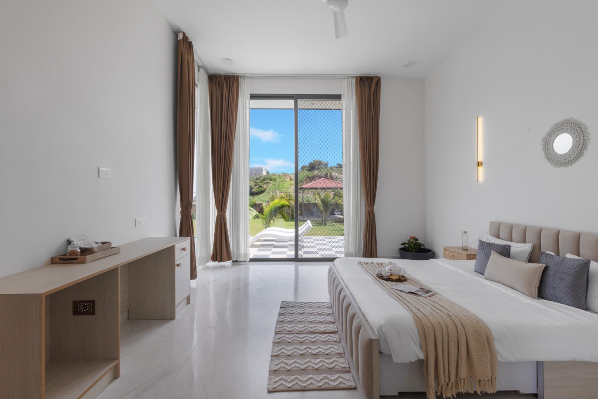 L-Corner Pool View Room